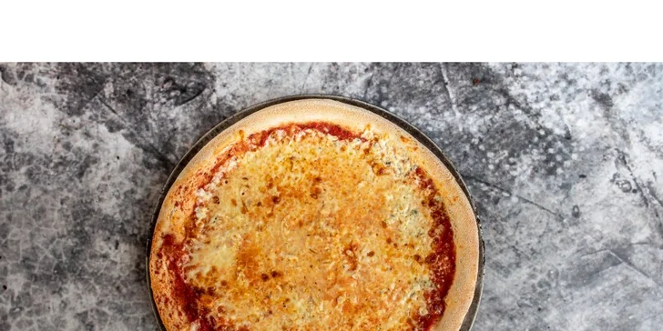 Klasická či speciální pizza, salát s kuřecím i burger z podniku Comics pizza