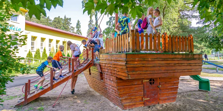 Areál s dětskými hřišti, prolézačkami, trampolínami, ale i vnitřním bazénem zabírá plochu takřka 50 hektarů. 