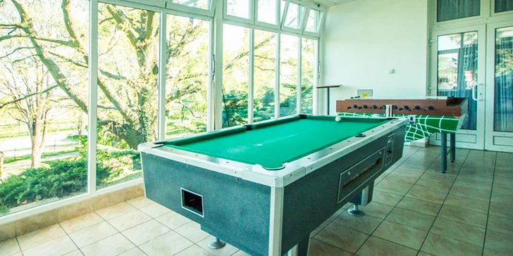 Zabavíte se i v hotelu – najdete tu fitko, ping-pong, billiard a stolní fotbal.