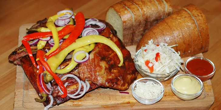 Masové prkno v restauraci Čtyřlístek: uzená vepřová žebírka, kuřecí křídla a stripsy