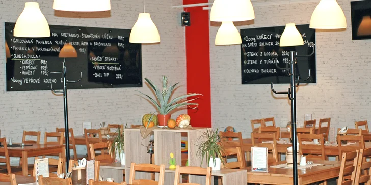 Masové prkno v restauraci Čtyřlístek: uzená vepřová žebírka, kuřecí křídla a stripsy