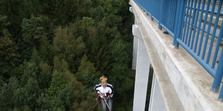 Pořádný adrenalin: seskok na Kienově houpačce z mostu ve výšce 62 m