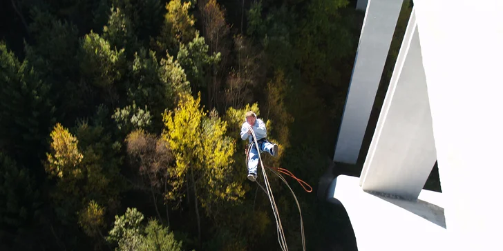 Pořádný adrenalin: seskok na Kienově houpačce z mostu ve výšce 62 m