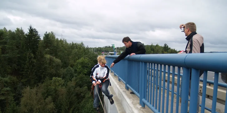 Pořádný adrenalin: seskok na Kienově houpačce z mostu ve výšce 62 m
