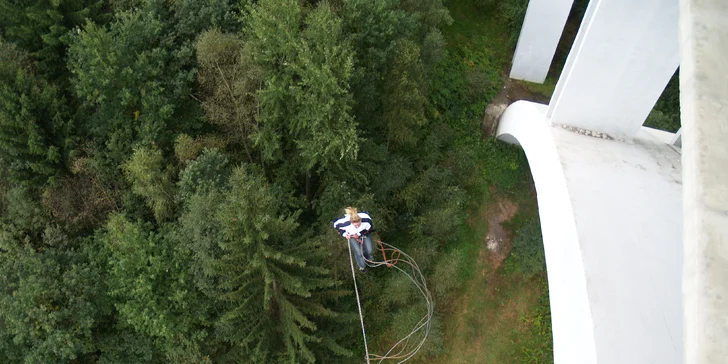 Pořádný adrenalin: seskok na Kienově houpačce z mostu ve výšce 62 m