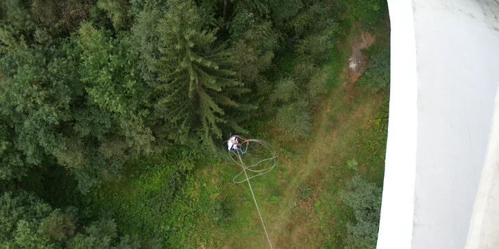 Pořádný adrenalin: seskok na Kienově houpačce z mostu ve výšce 62 m