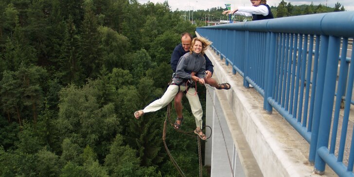 Pořádný adrenalin: seskok na Kienově houpačce z mostu ve výšce 62 m