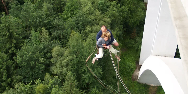 Pořádný adrenalin: seskok na Kienově houpačce z mostu ve výšce 62 m