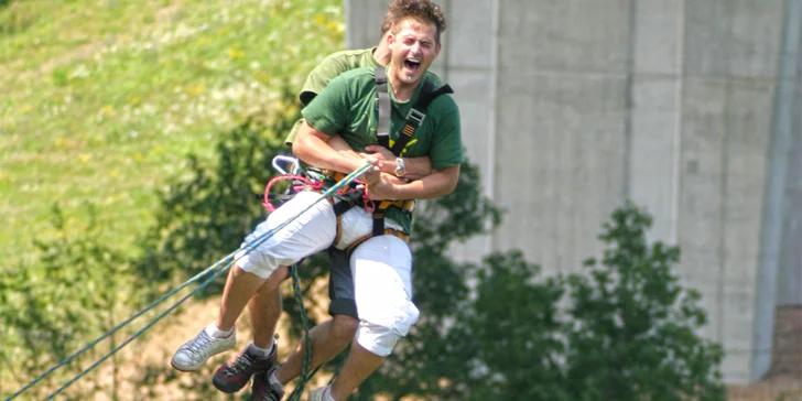 Pořádný adrenalin: seskok na Kienově houpačce z mostu ve výšce 62 m