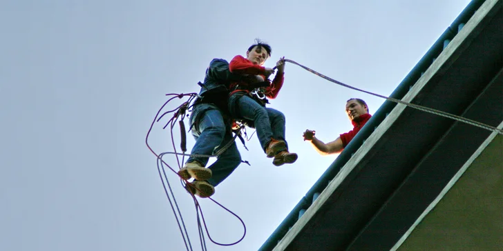 Pořádný adrenalin: seskok na Kienově houpačce z mostu ve výšce 62 m