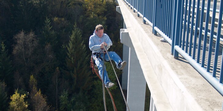 Pořádný adrenalin: seskok na Kienově houpačce z mostu ve výšce 62 m