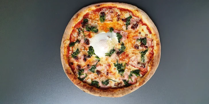 Klasická či speciální pizza, salát s kuřecím i burger z podniku Comics pizza