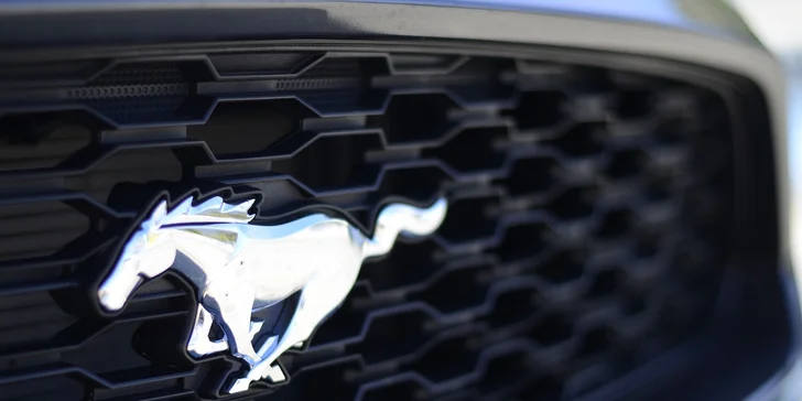 Ford Mustang GT 5.0, jeho burácivý osmiválec a vy: 30 či 60 minut za volantem nebo na sedadle spolujezdce