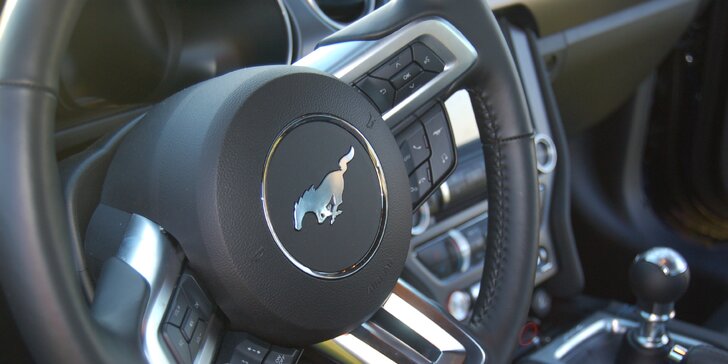 Ford Mustang GT 5.0, jeho burácivý osmiválec a vy: 30 či 60 minut za volantem nebo na sedadle spolujezdce