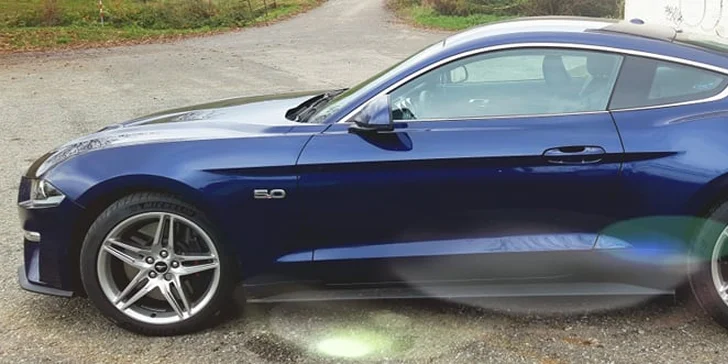 Ford Mustang GT 5.0, jeho burácivý osmiválec a vy: 30 či 60 minut za volantem nebo na sedadle spolujezdce