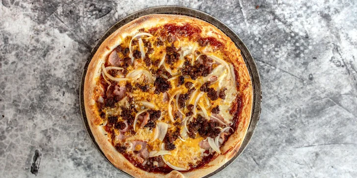 Klasická či speciální pizza, salát s kuřecím i burger z podniku Comics pizza
