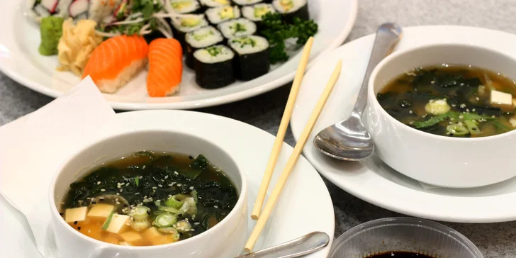 Parádní sushi sety: 10–52 ks rolek i se salátem, nudlemi či polévkami