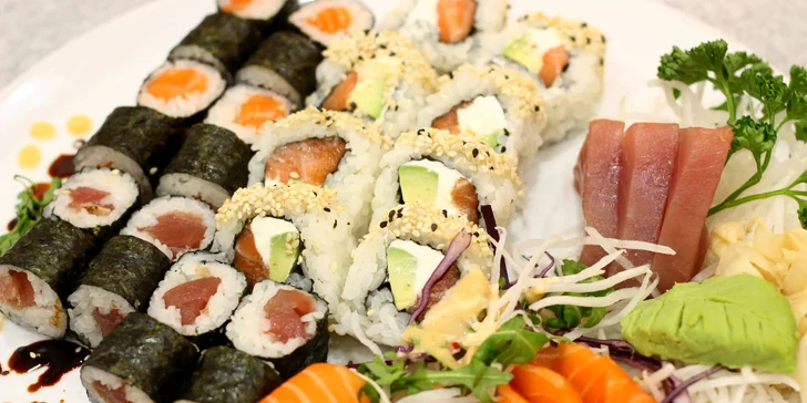 Parádní sushi sety: 10–52 ks rolek i se salátem, nudlemi či polévkami