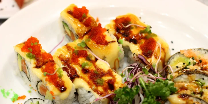 Parádní sushi sety: 10–52 ks rolek i se salátem, nudlemi či polévkami