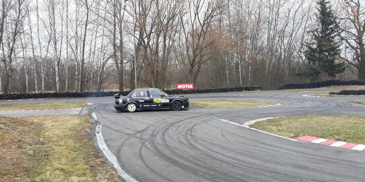 Základní kurz driftování: zapůjčení auta, teorie i praxe a služby instruktora