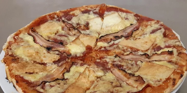 2× pizza o průměru 32 cm i s rozvozem: výběr z 11 druhů včetně šunkové, žampionové či brokolicové