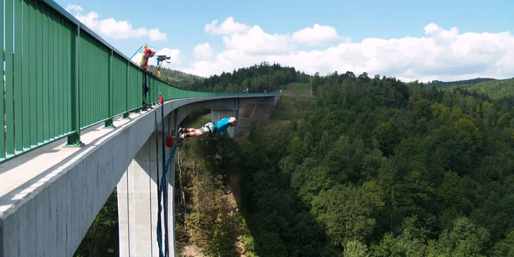 Po hlavě za adrenalinem: extrémní bungee jumping z nejvyššího mostu v České republice