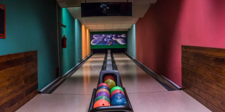 Zábava pro celou partu: 1 nebo 2 křupavé pizzy dle vašeho gusta a hodina bowlingu