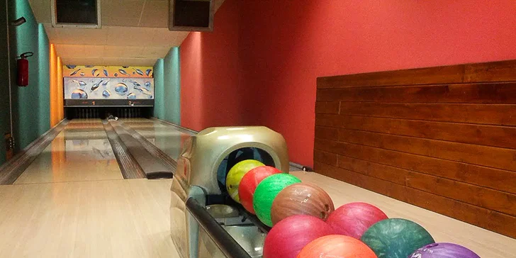 Zábava pro celou partu: 1 nebo 2 křupavé pizzy dle vašeho gusta a hodina bowlingu