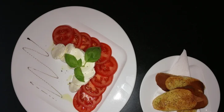 Tříchodové menu se steakem, neomezený wellness a sleva na masáže pro dva