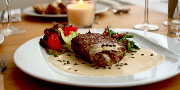Tříchodové menu se steakem, neomezený wellness a sleva na masáže pro dva