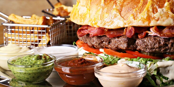 Burger menu dle výběru až pro 4 jedlíky či 1360g nálož - na místě i s sebou