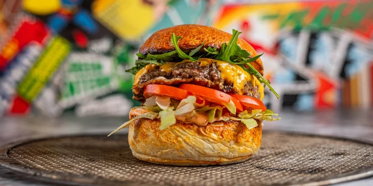 3 druhy burger menu s trhaným nebo mletým hovězím, hranolky a limonádou z podniku Comics pizza