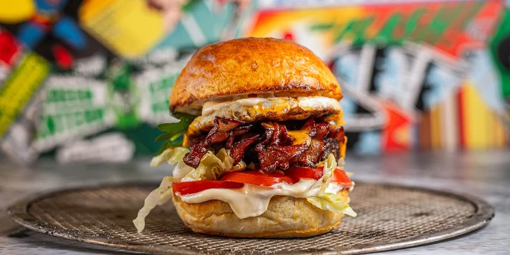 3 druhy burger menu s trhaným nebo mletým hovězím, hranolky a limonádou z podniku Comics pizza