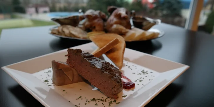 Jesenické menu pro dva: domácí paštika a půlka kachny se zelím a knedlíky