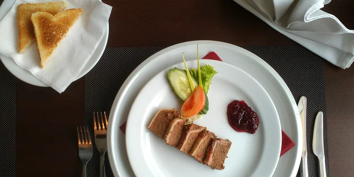 Jesenické menu pro dva: domácí paštika a půlka kachny se zelím a knedlíky