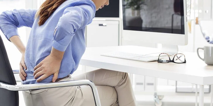 Online zdravotní cvičení na podložce a se židlí: protažení doma i v kanceláři, program na 1 či 3 měsíce