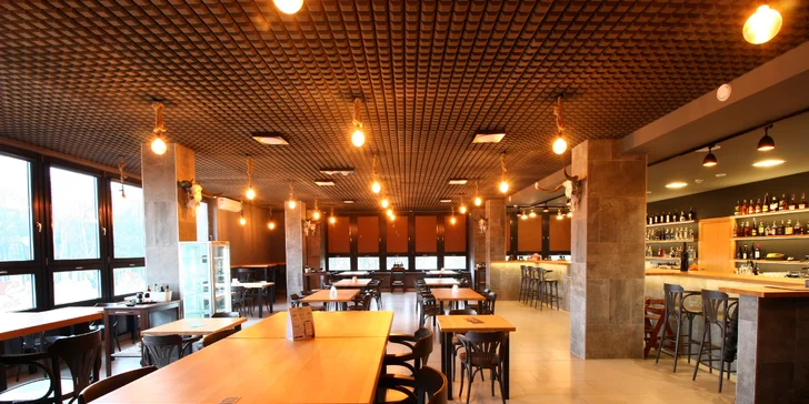 Masová hostina: prkno s 5 druhy steaků, grilovaná zelenina, hranolky a brambory i omáčky
