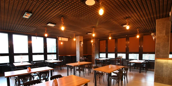 Masová hostina: prkno s 5 druhy steaků, grilovaná zelenina, hranolky a brambory i omáčky