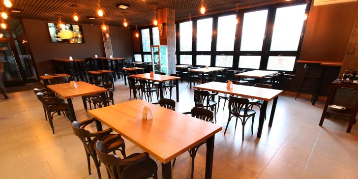 Masová hostina: prkno s 5 druhy steaků, grilovaná zelenina, hranolky a brambory i omáčky