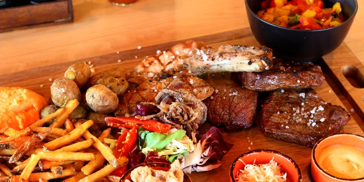 Masová hostina: prkno s 5 druhy steaků, grilovaná zelenina, hranolky a brambory i omáčky