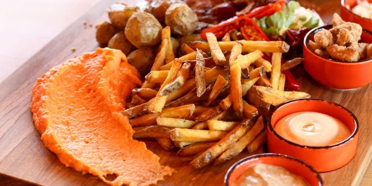 Masová hostina: prkno s 5 druhy steaků, grilovaná zelenina, hranolky a brambory i omáčky
