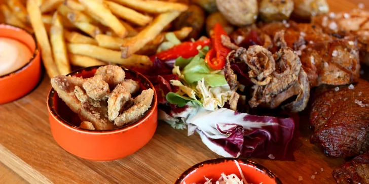 Masová hostina: prkno s 5 druhy steaků, grilovaná zelenina, hranolky a brambory i omáčky