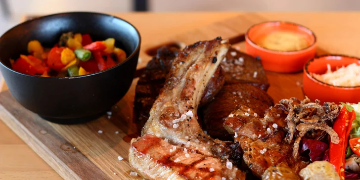 Masová hostina: prkno s 5 druhy steaků, grilovaná zelenina, hranolky a brambory i omáčky