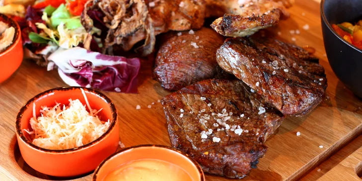 Masová hostina: prkno s 5 druhy steaků, grilovaná zelenina, hranolky a brambory i omáčky