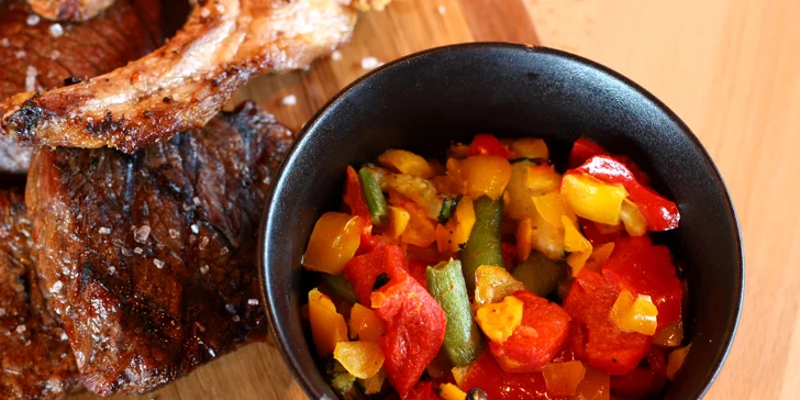 Masová hostina: prkno s 5 druhy steaků, grilovaná zelenina, hranolky a brambory i omáčky