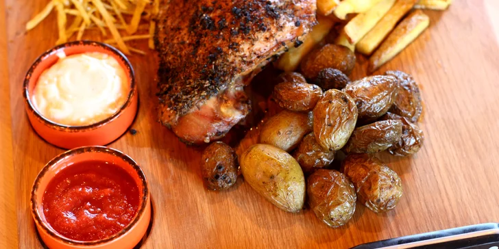 Hostina pro partu: prkno s 8 mini burgery, celou krůtou nebo 4 druhy tataráku a přílohy