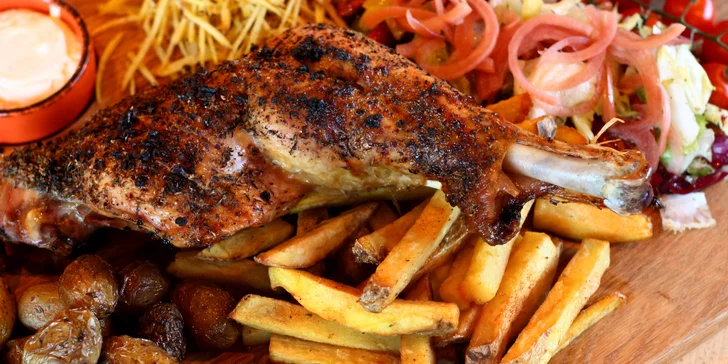 Hostina pro partu: prkno s 8 mini burgery, celou krůtou nebo 4 druhy tataráku a přílohy