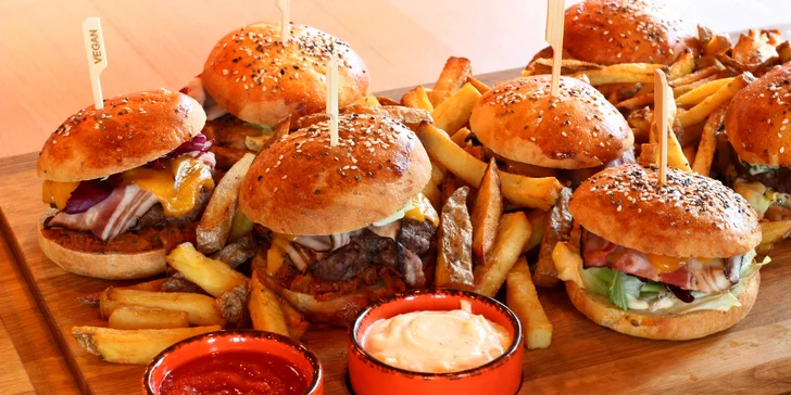 Hostina pro partu: prkno s 8 mini burgery, celou krůtou nebo 4 druhy tataráku a přílohy