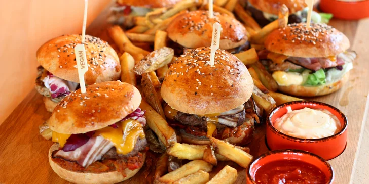 Hostina pro partu: prkno s 8 mini burgery, celou krůtou nebo 4 druhy tataráku a přílohy
