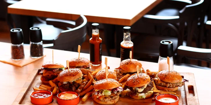 Hostina pro partu: prkno s 8 mini burgery, celou krůtou nebo 4 druhy tataráku a přílohy
